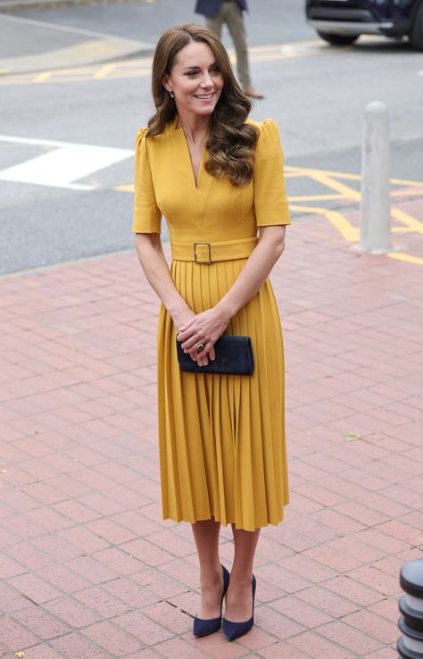 Kate Middleton Yellow, Hospital Visit, Bright Yellow Dress, Looks Kate Middleton, Karen Millen Dress, Kate Dress, Princess Kate Middleton, Catherine Elizabeth Middleton, Catherine Middleton