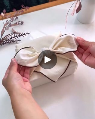 Bojagi Wrapping, Bottle Gift Wrapping, Homemade Bows, 5 Min Crafts, Gifts Wrapping Diy, Gift Wrapping Bows, Napkin Folding, Beautiful Gift Wrapping, Bottle Gift