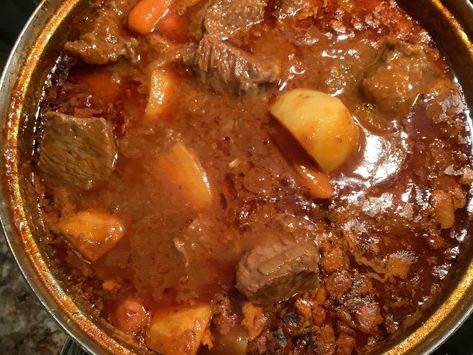 Italian Beef Stew (Spezzatino di Manzo) - Easy DIY Recipes Chorizo And Bean Stew, Italian Beef Crockpot, Italian Beef Stew, Classic Beef Stew, Stew Meat Recipes, Italian Beef, Simple Green Salad, Beef And Potatoes, Beef Stew Meat