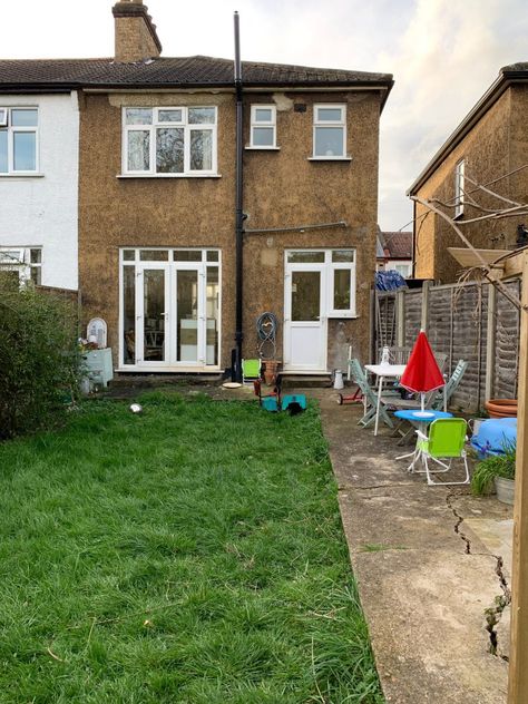 PHOT Terraced House Garden Ideas, Victorian Courtyard Garden, Terrace House Garden Ideas, 1930s Garden, Terraced House Garden, Garden Ideas Uk, Renovation Budget, 1930s House, Exterior Renovation