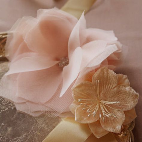 How pretty are these tulle flowers? Well, today you’re in luck because we’re going to show you how to make these gorgeous handmade fabric flowers in a few simple steps. There are so man… Diy Tulle, Diy Fleur, Diy Flores, Fleurs Diy, Fabric Flower Tutorial, Tulle Flowers, Fabric Flowers Diy, Chiffon Flowers, Ribbon Flowers