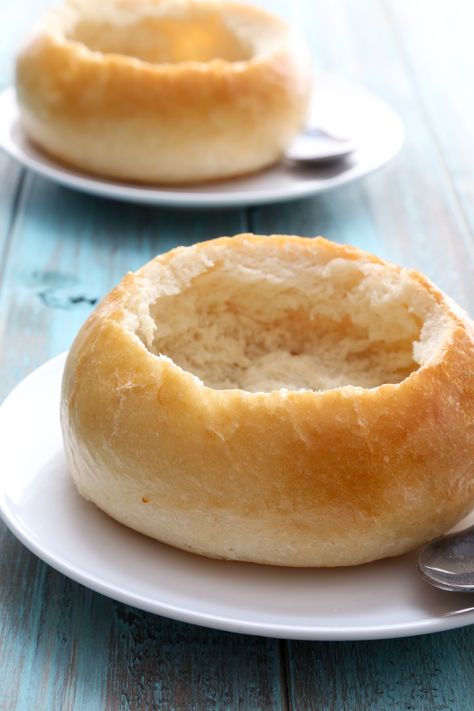 Easy homemade Italian bread bowls are perfect for soup, chili, chowder and more! Ditch the store bought bread bowls and make your own at home! Home Made Bread Bowls, French Bread Bowl Recipe, Bread Bowls For Soup, Homemade Italian Bread, Bread Bowl Soup, Fast Bread, Bread Bowl Recipe, Soup Chili, Herb Bread