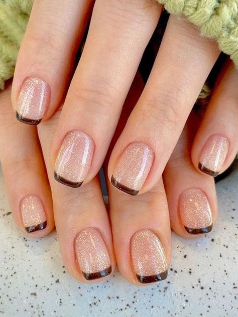 short brown French tips with glitter Brown Nails Art, French Tips With Glitter, Brown French Tips, French Manicure Short Nails, Brown Nail Designs, French Tip Gel Nails, Brown Nail Art, Gel Nails French, Brown Nail Polish