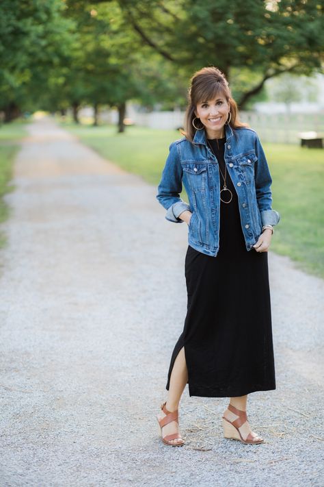 Black Maxi Dress + Denim Jacket - I could easily re-create this with my maxi skirt and a t-shirt.  Comfy and easy look! Dresses With Denim Jacket, Black Maxi Dress Outfit Ideas, Cyndi Spivey, Look Office, Black Jean Jacket, Jean Jacket Outfits, Dress With Jean Jacket, Gaun Fashion, Maxi Dress Outfit