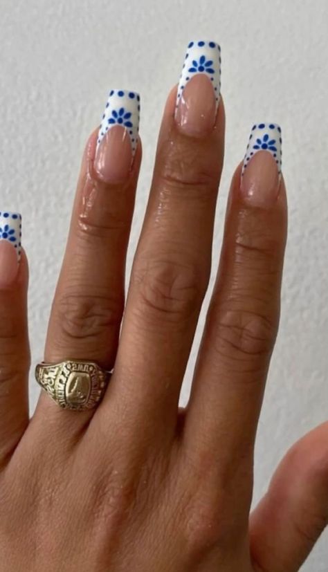 There's a new beauty trend taking over Instagram and it's absolutely stunning. Say hello to "quartz nails". Coastal Nails Aesthetic, Dream Nails Acrylic, Easy Blue Nail Designs, Nail Color Ideas For Summer, Cute Easy Nail Designs, Nails Vacation, Ideas Uñas, Quartz Nails, Pink Chrome Nails