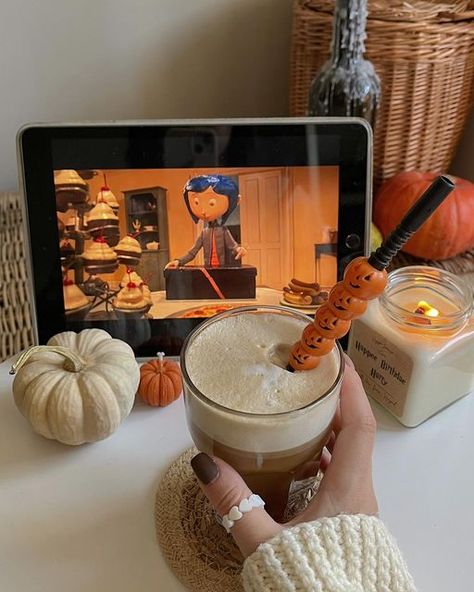 𝐉𝐮𝐥𝐢𝐚’𝟐𝟐🍂🍪 on Instagram: "Coraline 🪡🧵" Coraline Fall Aesthetic, Autumn Movies Aesthetic, Fall Movie Aesthetic, Autumn Night Aesthetic, Fall Movies Aesthetic, Fall Day Aesthetic, Cozy Fall Aesthetic Wallpaper, Fall Icons Aesthetic, Fall Aesthetic Icons