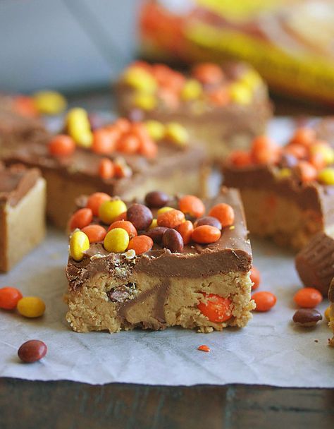 No Bake Peanut Butter Bars Homemade Reeses, Reese Pieces, Peanut Butter Delight, Bars With Peanut Butter, Dessert Casseroles, Macro Desserts, Prison Food, Work Desserts, No Bake Peanut Butter Bars