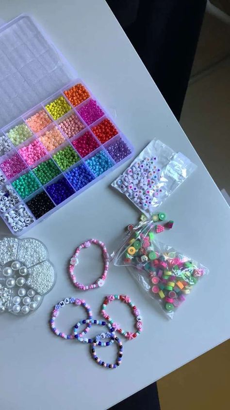 Friendship Bracelet Kit, Friends Bracelet, Pop Tab Crafts, Girly Bracelets, Diy Jewelry Making Tutorials, Crystal Bead Jewelry, Friendship Bracelets With Beads, Pretty Iphone Cases, Bead Charms Diy