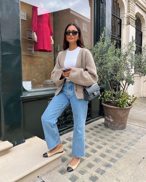 Oversized cardi & denim weather 🙌🏽🍂 happy sunday! | Instagram Business Casual Denim Jeans, Spring Jeans Outfit 2024, Outfit Jean Large, London Outfits Spring, Spain Fits, Outfit Printemps, Ținute Business Casual, Canada Trip, Looks Jeans