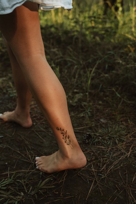 Grass And Flowers Tattoo, Barefoot Aesthetic Nature, Women Sleeve Tattoo Ideas Nature, Tattoo Ankle Placement, Minimalist Earthy Tattoos, Crunchy Tattoos, Nature Tattoos Minimalist, Nature Ankle Tattoo, Fern Ankle Tattoo