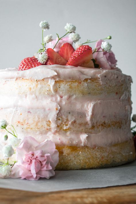 Vanilla Bean Cake with Strawberry Cream Cheese Frosting Mothers Day Cake Recipes, Pretty Baking Recipes, Pretty Dessert Recipes, Strawberry And Cream Cake, Vanilla Bean Cake, Strawberry Cream Cheese Frosting, Fresh Strawberry Cake, Vanilla Bean Cakes, Bean Cake