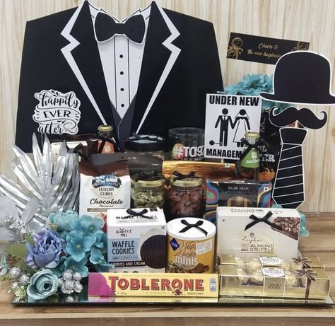 Groom Hamper Ideas, Hamper For Groom, Packing Ideas For Wedding, Engagement Hamper, Hamper Ideas, Trousseau Packing, Wedding Gift Pack, Creative Wedding Gifts, Bridal Gift Wrapping Ideas