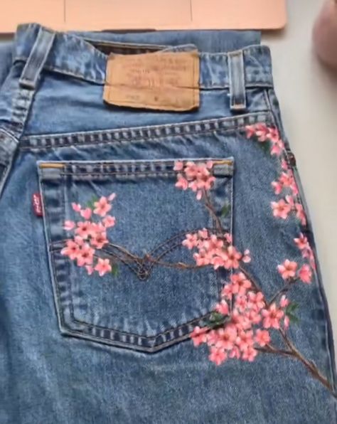 Custom Painted Jeans Pants, Cherry Blossom Jeans, Jean Short Painting Ideas, Flower Painted Jeans, Flower On Jeans, Painting On Fabric Ideas, Pant Painting Ideas, Clothes Painting Ideas, Painting On Clothes Ideas