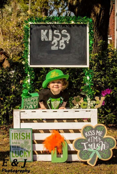 "Kiss Me I'm Irish" kissing booth St Pattys Day Photoshoot, Dog Photo Backdrop, St Patricks Day Photoshoot, Crate Stand, Dog Daycare Ideas, St Patrick's Day Photos, Dog Photo Shoot, Booth Pictures, San Patrick