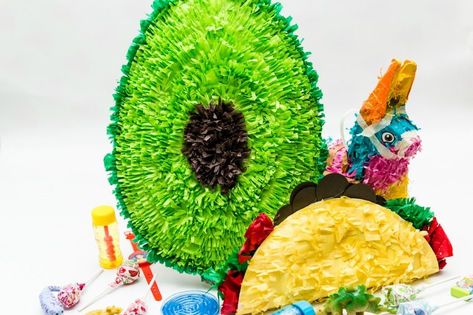 How to make an avocado piñata from a paper plate. #tacocraftideas #diytacos #tacodiyideas Avocado Pinata, Taco Crafts, Sweet Taco, Peeps Treats, Mermaid Pinata, Diy Disco Ball, Rainbow Pinata, Diy Popcorn, Diy Easter Eggs