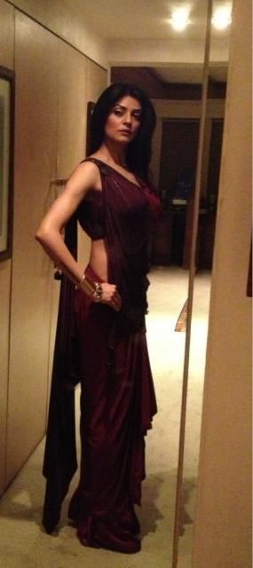 Sushmita Sen Saree, Wedding Colors Maroon, Dark Red Saree, Sushmita Sen, Maroon Saree, Modern Saree, Deep Maroon, Indian Look, Online Saree