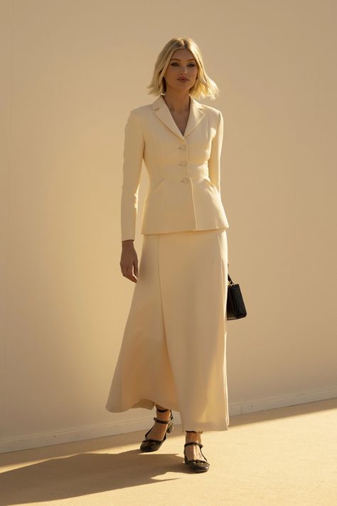 Flared White Skirt Outfit, Dior Skirt Suit, Dinner With Coworkers Outfit, Paris Fashion Week 2023, Maximalist Outfits, Street Style Paris Fashion Week, Dior Skirt, Fashion Week 2023, Long Flowy Skirt