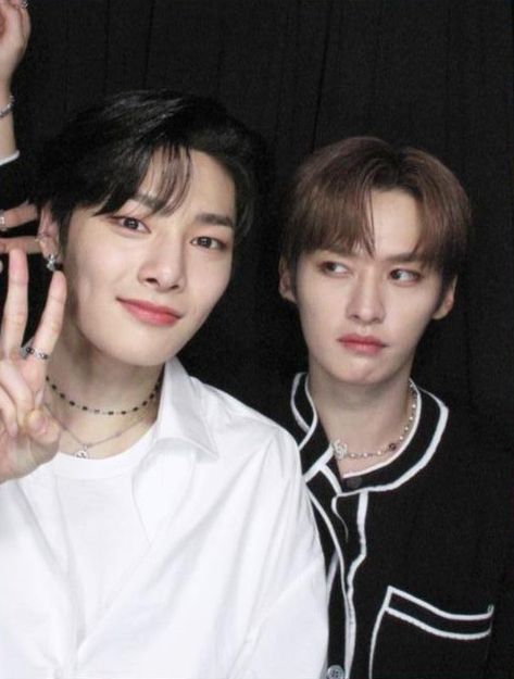 STRAY KIDS JEONGIN AND LEE KNOW AT KCONTACT 5 : SEPTEMBER 2021 #STRAYKIDS #JEONGIN #LEEKNOW Dance Mirrors, New Jeans Style, Love You Very Much, Best Sister, Grunge Photography, Kids Icon, I Meet You, Kids Pictures, Lee Min