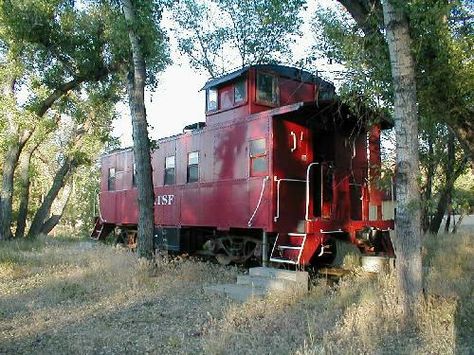 all types of train cars for sale and people are making homes out of them Tiny House Blog, Train Cars, Ville New York, Unusual Homes, Small Room Design, Tiny Spaces, Cabins And Cottages, Train Car, Tiny House Living