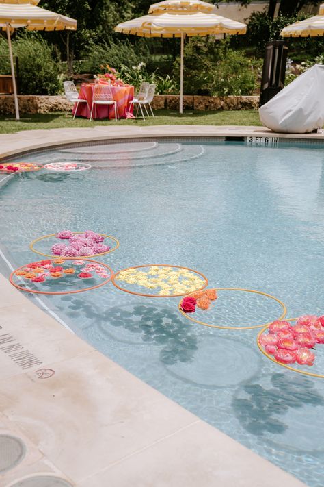 flowers floating in pool Wedding Pool Decorations, Floral Pool Party, Floral Wedding Ideas, Pool Wedding Decorations, Swimming Pool Wedding, Wedding Pool Party, Haldi Decor, Pool Wedding, Event Trends