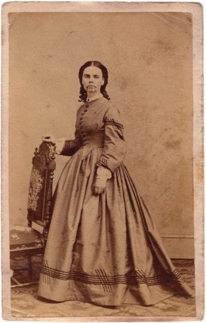 Olive Oatman - Mormon Girl Orphaned by Attack and Tattooed by the Mohave Tribe Edwardian Pictures, Olive Oatman, Pioneer Girl, Old Girl Names, Blue Tattoo, Halloween Witches, American Southwest, Native American Tribes, Jolie Photo