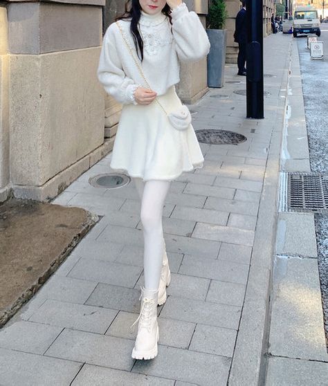 White Skirt Winter, White Mini Skirt Outfit, Winter Mini Skirt, Winter Mini Skirts, White Skirt Outfits, Fur Skirt, Winter Skirt Outfit, White Tights, Miniskirt Outfits