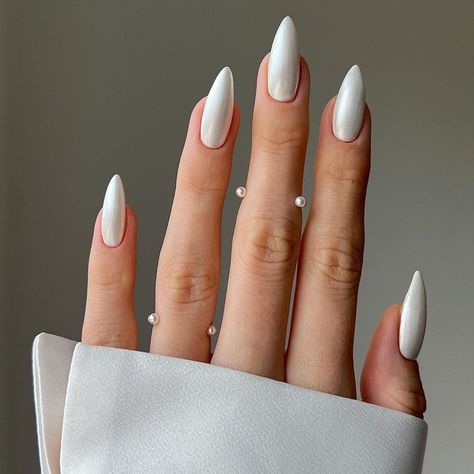 Chrome Nail Art Chrome, White Almond Nails, White Chrome Nails, Chrome Nail Art, Nagellack Trends, Chrome Nails Designs, White Nail Polish, Pearl Nails, Almond Nail