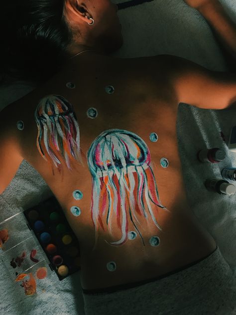 Ocean Body Painting, Paint On Body Date, Bodyart Art Painting, Back Painting Ideas Human, Painting On Body Aesthetic, Body Painting Aesthetic, Back Painting Body Art, Maquillaje Body Painting, Drawing On Leg