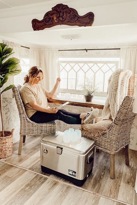 Rv Home Office Ideas, Camper Dinette Ideas, Reno Camper, Small Camper Renovation, New Build Ideas, Rv Office, Trailer Inspiration, Trailer Redo, Rv Glamping