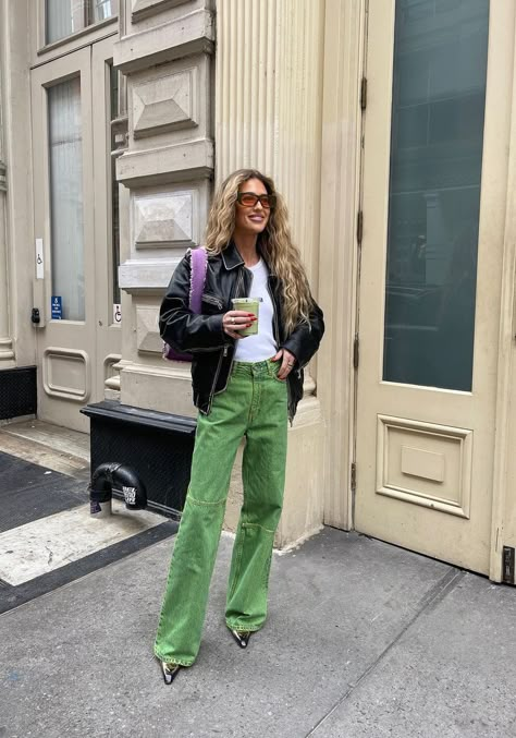 undefined Jean Verde, Green Jeans Outfit, New Street Style, Work Uniforms, Just Style, Green Jeans, Fall Fits, Outfit Winter, Work Looks