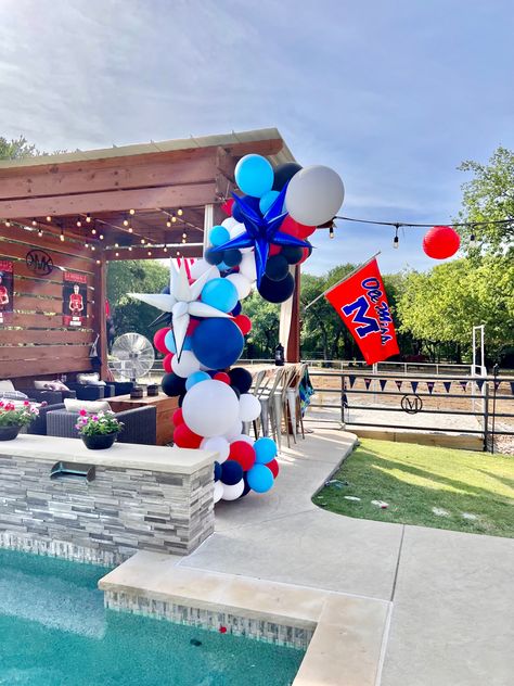 Collegiate Theme Party, Pool Party Student Section Theme, Grad Party Ideas 2023, Grad Pool Party Ideas, High School Pool Party, Ole Miss Grad Party, University Of South Carolina Bed Party, Ole Miss Bound Graduation Party, Ole Miss Balloon Arch