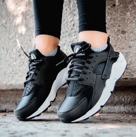 Nike Air Huarache Nike Huarache Outfit, Huaraches Outfit, Huarache Run, Air Huarache, Nike Air Huarache, Gym Shoes, Stylish Work Outfits, Nike Huarache, Black Nikes