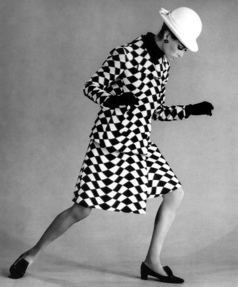 Op art influenced the designs of the 1960s. Op art exploited the illusions or optical effects of perceptual processes. Coercive suggestions of movement was created by lines/patterns in black and white. Norman Parkinson, Opt Art, Modern Millie, Pop Art Fashion, 1960 Dress, Mod Look, 1960's Fashion, 1960s Style, Vintage Runway