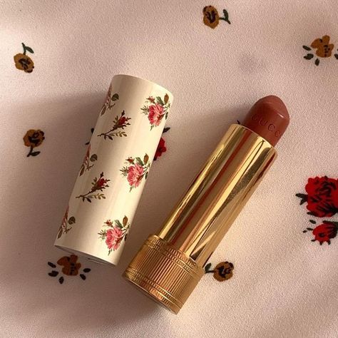 Vintage aesthetic
Aesthetic
Lipstick
Flower
Red lipstick
Queen
Vintage red Model Hairstyles Woman, Lipstick Aesthetic, Ethereal Aesthetic, Fancy Makeup, Makeup Items, Red Lipstick, Makeup Essentials, Pretty Makeup, Cute Makeup