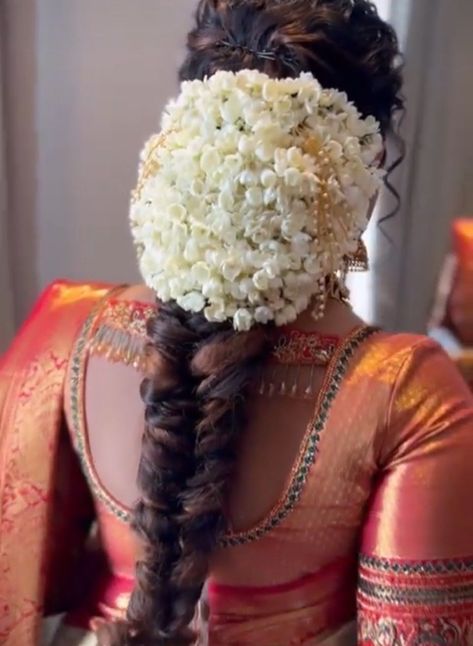 No-Fuss Messy Buns for That On-the-Go Style Bridal Bread Hairstyle, Jasmine Flower Braid, Hairstyle For Kerala Bride, Haïr Style For South Indian Bride, Bridal Messy Hairstyles, Kerala Hairstyles For Saree, Kerala Wedding Hairstyles Hindus, Kerala Bride Hairstyles With Flowers, Hindu Wedding Hairstyles