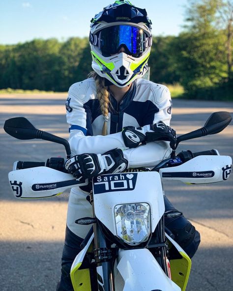 Dirt Biking Outfits, Dirt Bike Outfits Woman, Motocross Girls Outfits, Bikers Photography, Motorcycle Offroad, Biking Outfits, Motocross Girls, Bike Couple, Bike Outfits