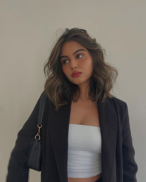 Short Hair Fall Aesthetic, Wave Mid Length Hair, Old Money Haircut Brunette, Long Bob Blow Dry, Old Money Medium Hair, Curly Short Hairstyles Aesthetic, Dark Brown Hair Short Haircut, Lob Dark Hair, Chopping Hair Off