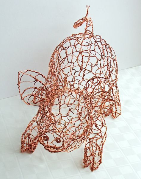 Drátěná Socha, Chicken Wire Sculpture, Chicken Wire Art, Chicken Wire Crafts, Pig Sculpture, Wire Art Sculpture, Pig Art, Art Wire, This Little Piggy