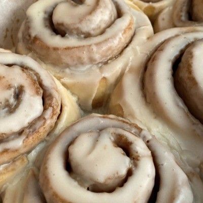 Cinnabon Copycat, Best Cinnamon Roll Recipe, Vanilla Aesthetic, Vanilla Girl Aesthetic, Cinnamon Roll Recipe, Best Cinnamon Rolls, Snow Ball, Cream Aesthetic, Cinnamon Girl