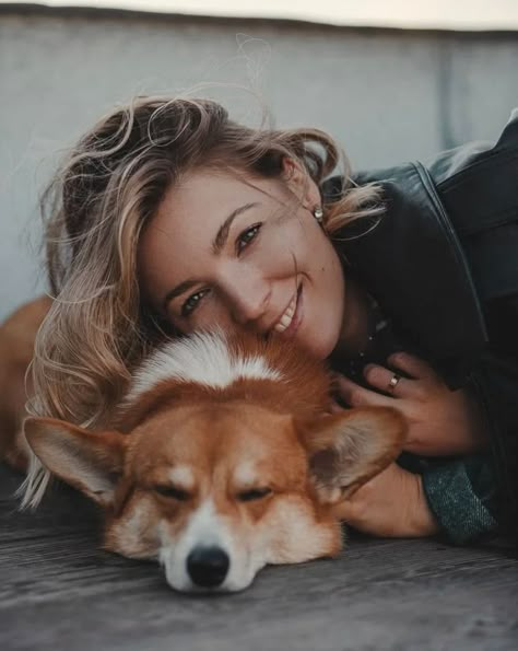 Dog Owner Photoshoot, Pet Photography Poses, Mommy Daughter Photography, Dog Photography Poses, Fall Couple Photos, Animal Photoshoot, Corgi Pictures, Dog Photoshoot, Dog Crafts