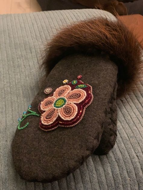 Beaded Mitts Native American, Beaded Mukluks, Beaded Moccasins Pattern, Beaded Mittens, Metis Beadwork Patterns, Métis Beading, Metis Beading, Nordic Mittens, Leather Mittens