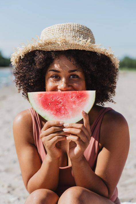 Trendy Bathing Suits, Jellyfish Tank, Sweet Smoothies, Beach Selfie, Holiday Hotel, Seaside Beach, Watermelon Slices, Sunny Beach, California Style