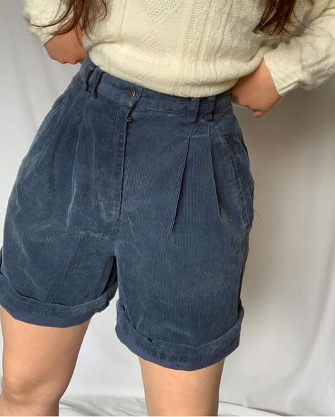 Shorts Trends 2023, Corduroy Shorts Outfit, Diy Outfits, Corduroy Shorts, Trends 2023, Fashion Aesthetics, Shorts Pants, Short Jeans, Corduroy Skirt