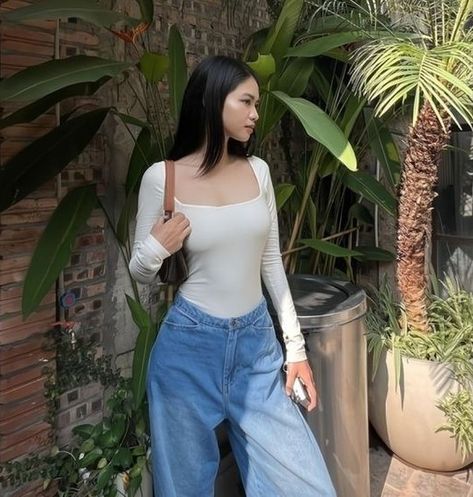 White Squareneck Longsleeve Top paired with High-Waisted Pants! 💫 #FashionInspiration #ChicStyle #EffortlessElegance #FashionEnsemble #SquareneckTop #HighWaistedPants #StyleGoals Ports Grp, White Tops Outfit, Daily Fits, Casual Chic Outfits, Long Sleeve Outfits, Shirts Short Sleeve, Casual Day Outfits, Classy Casual Outfits, Easy Trendy Outfits