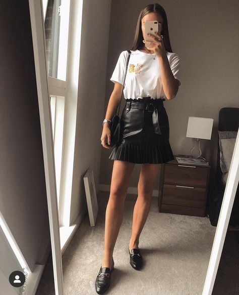 Zara Skirt Outfit, Leather Skirt Outfit Summer, Tshirt Skirt Outfit, What Em Wore, Leather Skirt Outfit Casual, Leather Skirt Summer, Zara Leather Skirt, Conference Outfit, Skirt Outfit Casual