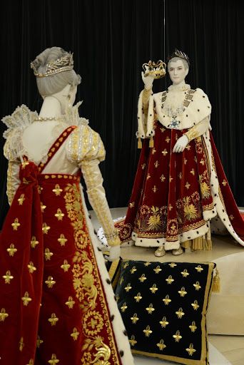 1804 Empress Josephine's Coronation Robes Replica | Kobe Fashion Museum Elizabethan Theatre, 17th Century Clothing, Gaun Abad Pertengahan, 17th Century Fashion, Late Period, Century Dress, Period Dress, Century Clothing, Medieval Clothing