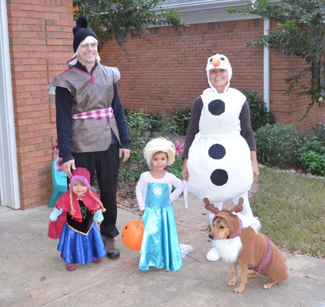 Family costume frozen, elsa, olaf, anna, kristoff and sven dog costume Halloween Costumes Family, Frozen Halloween Costumes, Kristoff And Sven, Olaf Halloween Costume, Frozen Halloween, Olaf Costume, Anna Kristoff, Themed Halloween Costumes, Elsa Olaf