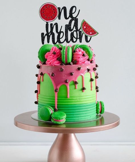 Watermelon Cake Birthday, Macarons Chocolate, Deserts Cupcakes, Watermelon Festival, Watermelon Birthday Parties, Summer Cake, 1st Birthday Party For Girls, Fruity Cake, Hawaiian Birthday Party