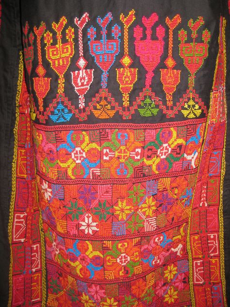 Woman's costume. Sinai desert (detail). Egyptian Embroidery, Sinai Egypt, Stitch Cards, Ethnic Bag, Cross Stitch Cards, Embroidery Motifs, Traditional Costume, Women's Costumes, Sewing Dresses