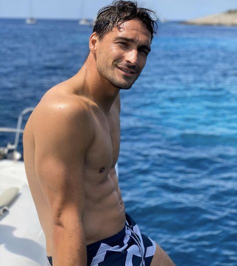 German Football Players, Mats Hummels, Soccer Guys, Soccer Goal, Famous Men, Soccer Player, Shirtless Men, Man Swimming, Soccer Players